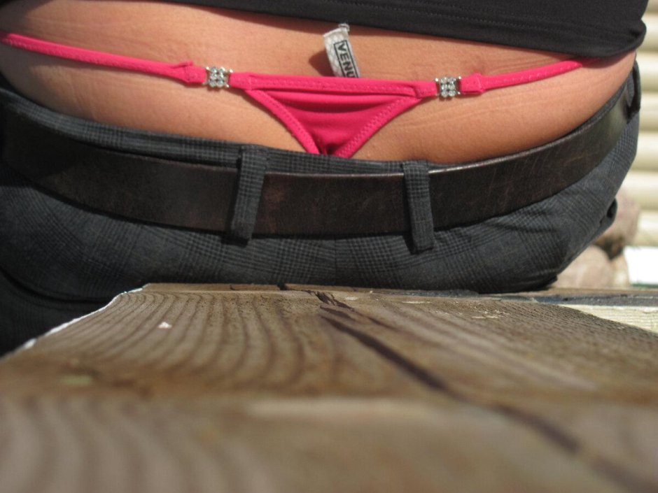 Торчат трусы