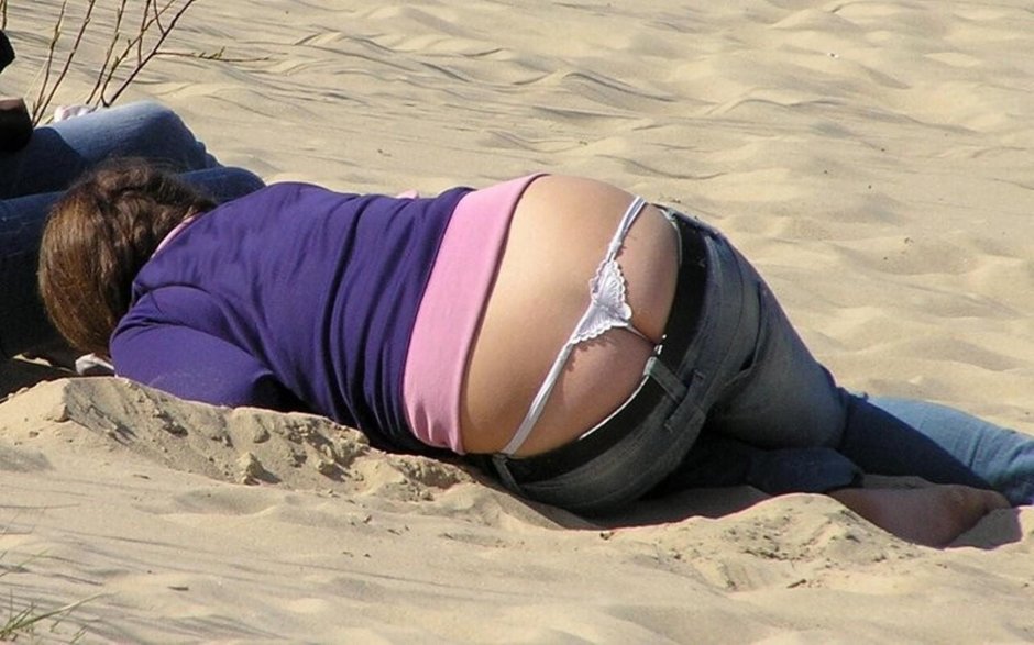 Толстая девушка в стрингах