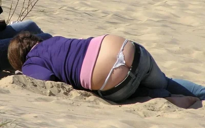 Толстая девушка в стрингах