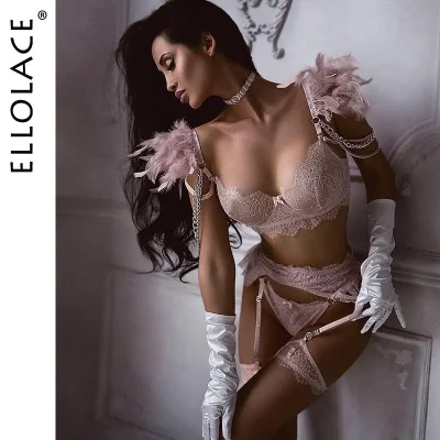 Розовый комплект белья с перьями