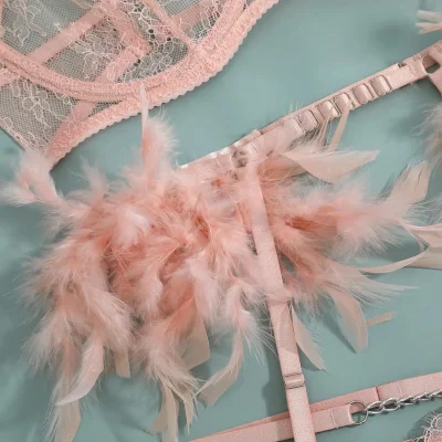 Розовое белье с перьями