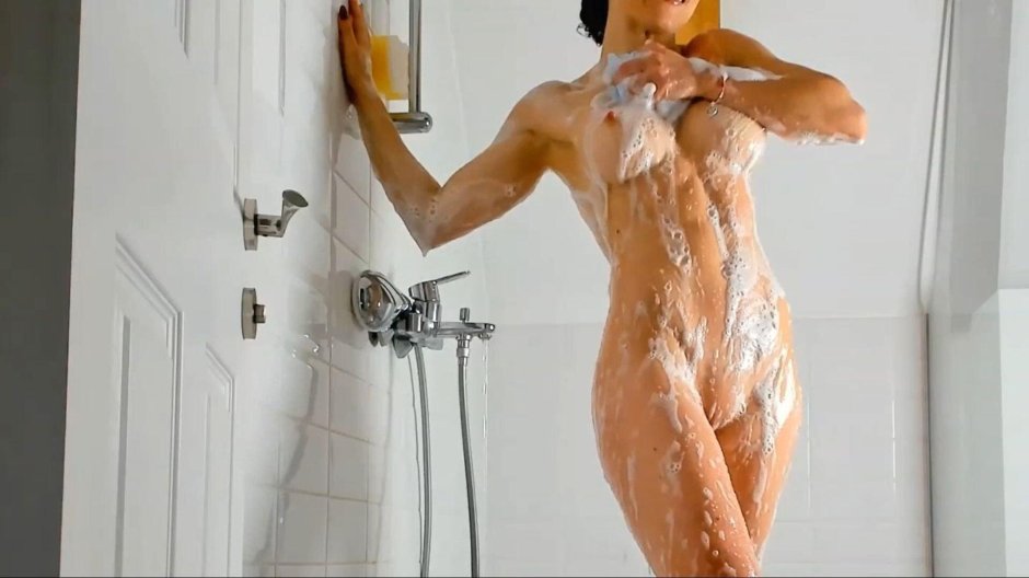 Девушка раздевается в душе