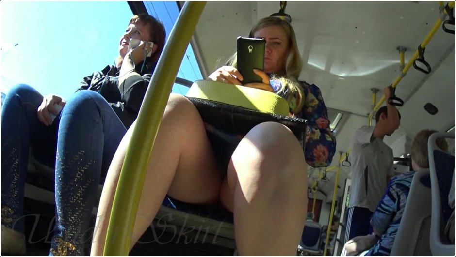 Под юбкой в транспорте