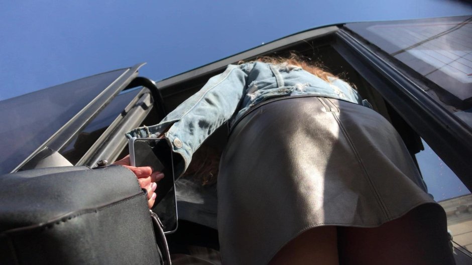 Под юбкой скрытая камера