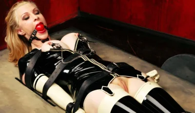 Женщина в латексе