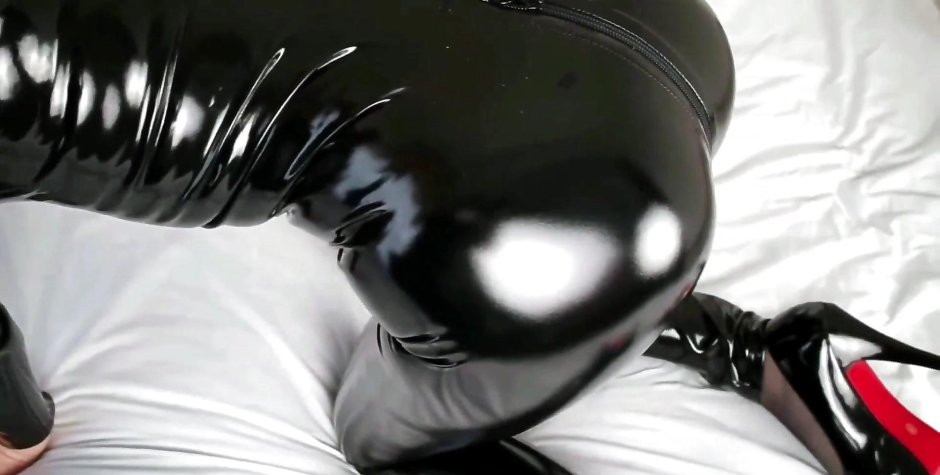 Задницы в латексных штанах