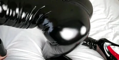 Задницы в латексных штанах