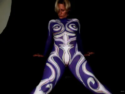 Бодиарт на голом женском теле