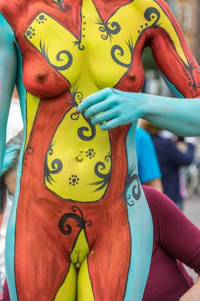 Голая бодиарт