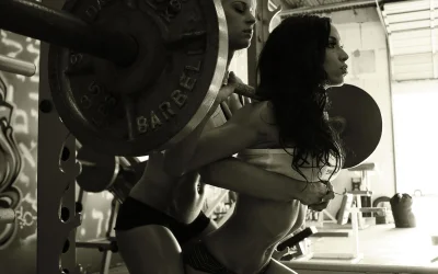 Девушка со штангой