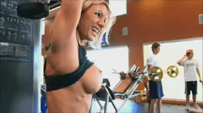 Сиськи в спортзале