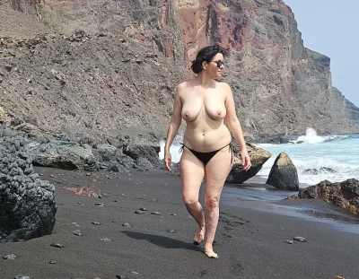 На нудистском пляже