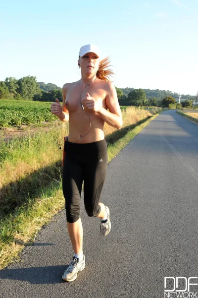 На пробежку с голой грудью ()