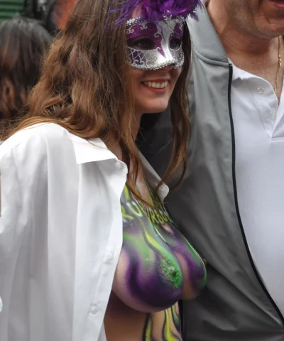 Сиськи в краске