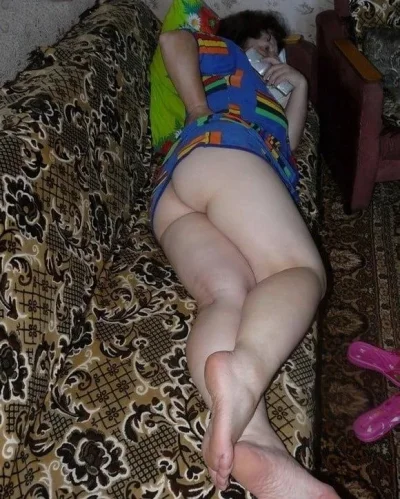 Пожилые женщины в халате без трусов