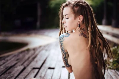 Девушка с дредами позы ню