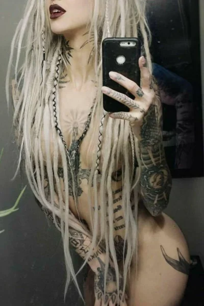 Девушка с дредами секси