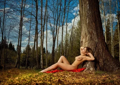 Красивые голые девушки в лесу