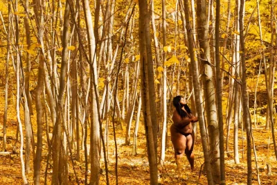 Голые люди в лесу