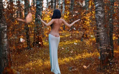 Эротическая фотосессия в лесу