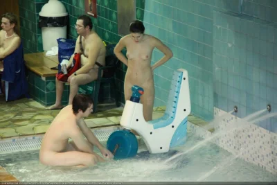 Голые семьи в аквапарке