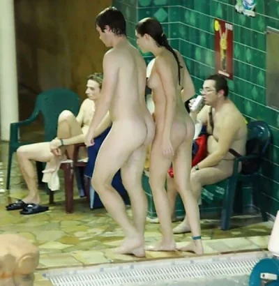 Голые в аквапарке всей семьей