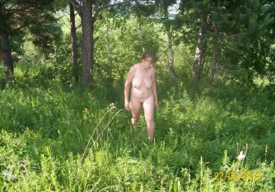 На природе голышом