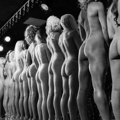 Голые женские попки в ряд