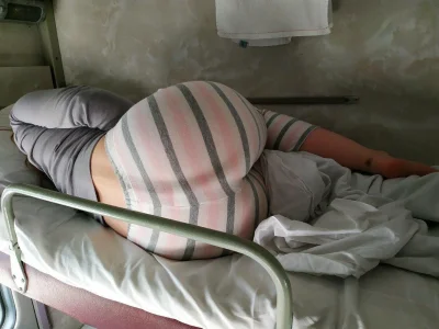 Спящие в поездах женщины