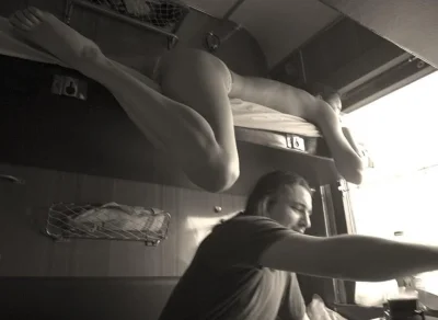 Девушка в вагоне поезда