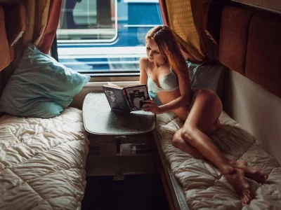 Девушки в поезде летом