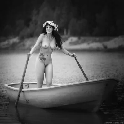 Девушка на лодке