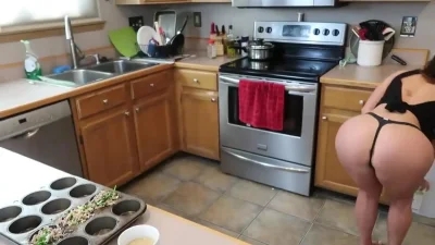 Жопастая жена на кухне