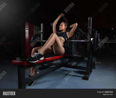 Нагишом в тренажерном зале