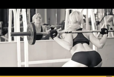 Девушка в спортзале