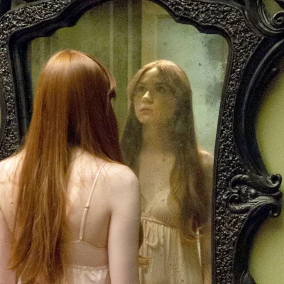 Девушка перед зеркалом