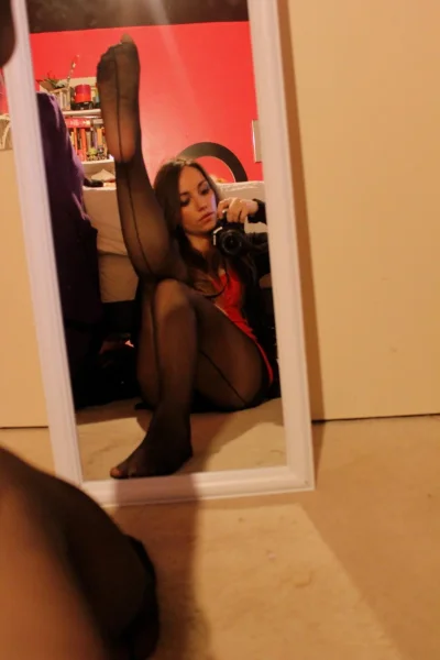 В колготках перед зеркалом