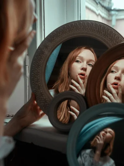 Отражение человека в зеркале