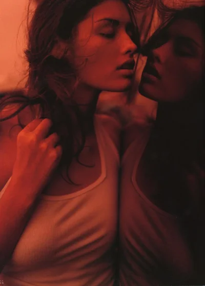 Девушка целует зеркало