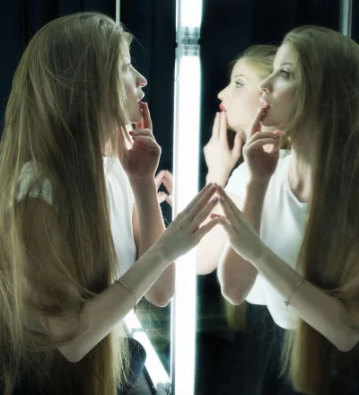 Девушка у зеркала