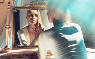 Отражение девушки в зеркале