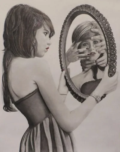 Девушка смотрит в зеркало