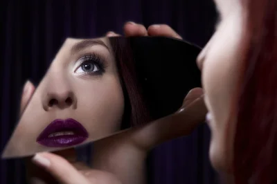 Девушка в зеркалах