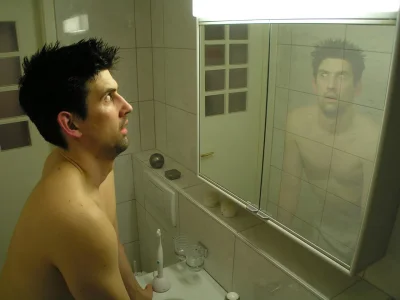 Человек в зеркале