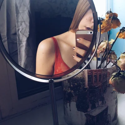 Красивая девушка в зеркале