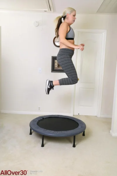 Упражнения на батуте для начинающих