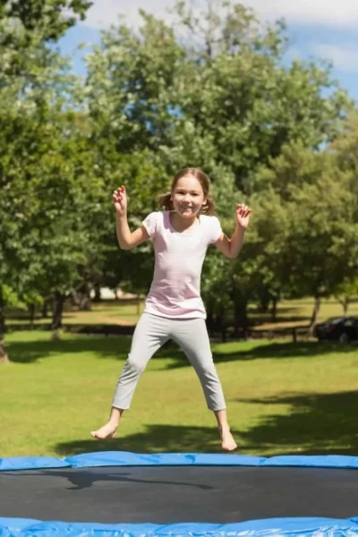 Маленькие девочки прыгают на батуте