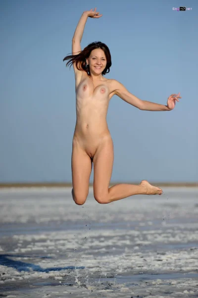 Девушки плавают голышом