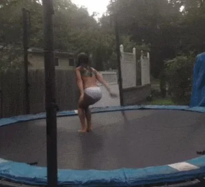 Девушка на батуте