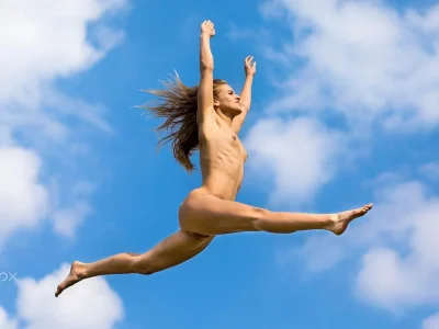 Девушки бегают голышом